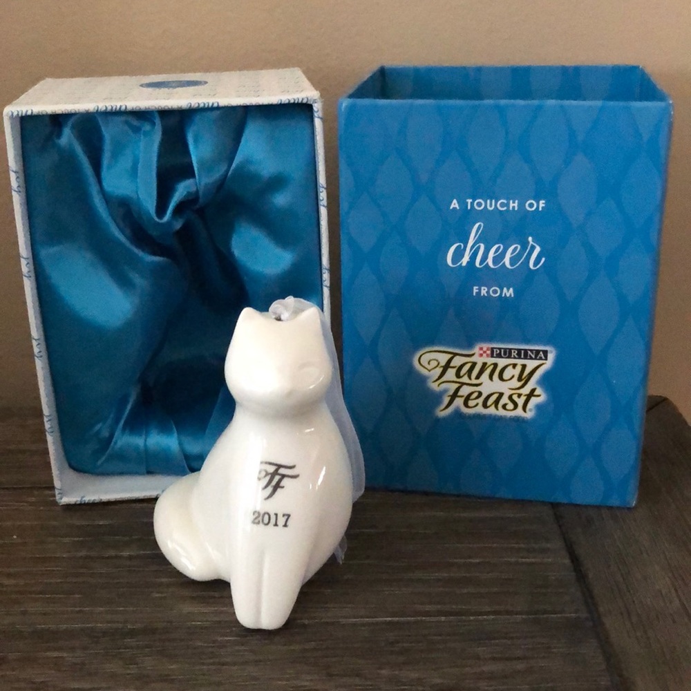 2017 Fancy Feast Cat ornament New in box